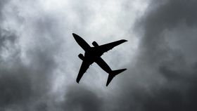 Avion plin cu români, lovit de fulger! Aeronava s-a întors de urgență pe Aeroportul Otopeni